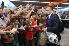 Polscy piłkarze wrócili do kraju. Na lotnisku przywitali ich wierni kibice