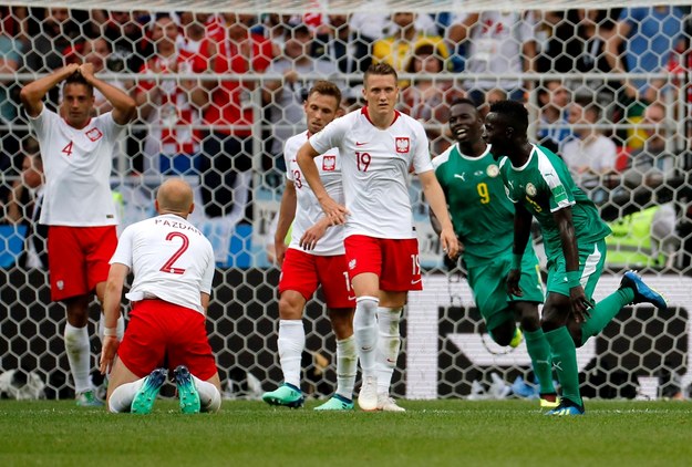 Polscy piłkarze - wśród nich, pierwszy z lewej: Thiago Cionek - po samobójczym trafieniu 32-letniego obrońcy /YURI KOCHETKOV /PAP/EPA