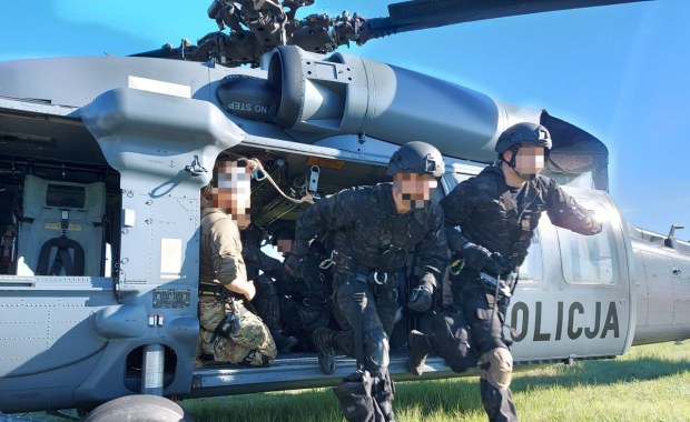 Polscy policjanci w Kiszyniowie. Z Black Hawka powiewały dwie flagi