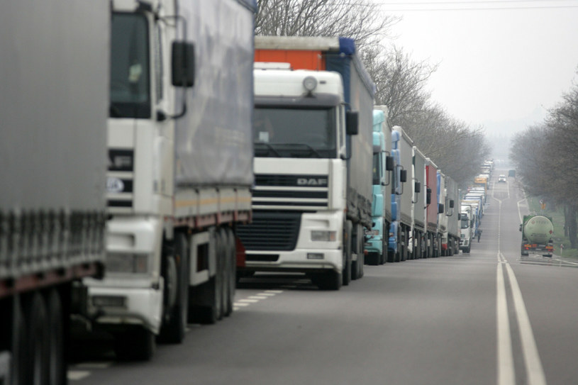 Polscy przewoźnicy ściągają ze Wschodu swoje ciężarówki do kraju. Najdłużej kierowcy poczekają na polsko-ukraińskim przejściu  w Dorohusku (zdjęcie ilustracyjne) /Kuba Suszek/REPORTER /East News