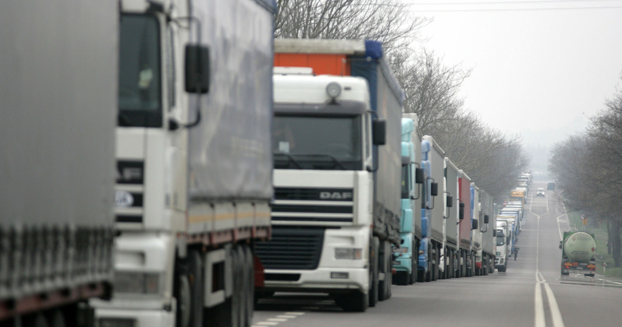 Polscy przewoźnicy ściągają ze Wschodu swoje ciężarówki do kraju. Najdłużej kierowcy poczekają na polsko-ukraińskim przejściu  w Dorohusku (zdjęcie ilustracyjne) /Kuba Suszek/REPORTER /East News