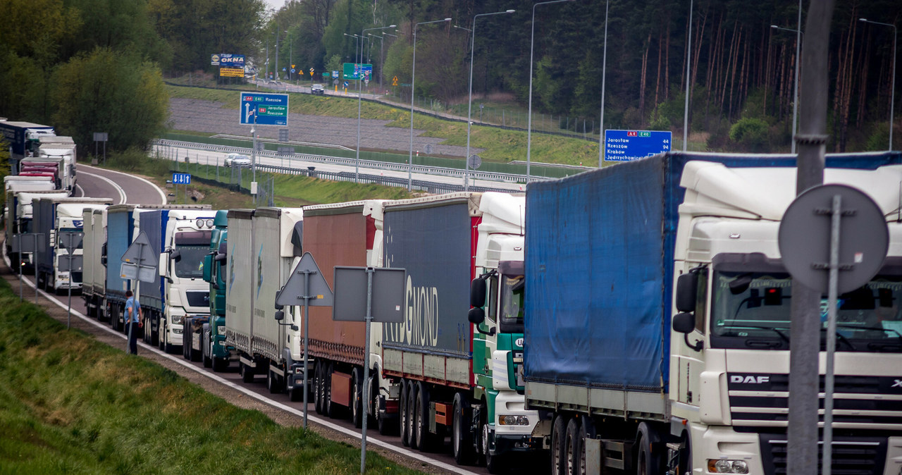 Polscy przewoźnicy wybierają Białoruś jako kraj tranzytowy do Rosji, ale konflikt na wschodzie może zakończyć się zamknięciem polsko-białoruskich przejść granicznych Bobrownikach i Koroszczynie /Kamil Krukiewicz/REPORTER /East News