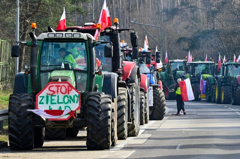 Polscy rolnicy blokują autostradę A2 w pobliżu Słubic na granicy z Niemcami, 26 lutego 2024 r. /JOHN MACDOUGALL /AFP