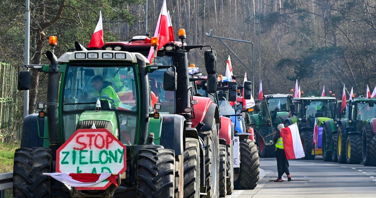 Polscy rolnicy blokują autostradę A2 w pobliżu Słubic na granicy z Niemcami, 26 lutego 2024 r. /JOHN MACDOUGALL /AFP