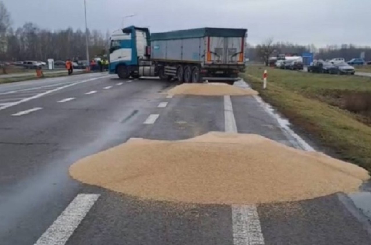 Polscy rolnicy wysypali ukraińskie zboże. Ostra reakcja mera Lwowa