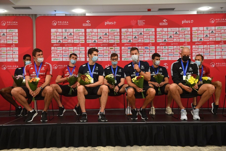 Polscy siatkarze podczas spotkania z dziennikarzami po powrocie z turnieju Ligi Narodów we włoskim Rimini /Radek  Pietruszka /PAP