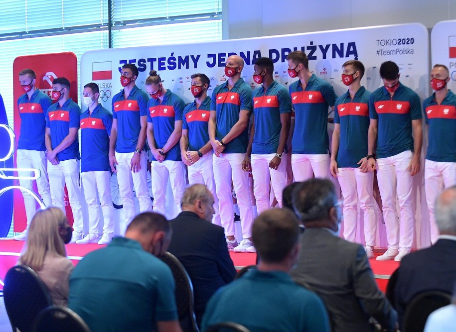 Polscy siatkarze podczas uroczystości wręczania nominacji i składania ślubowania przez członków reprezentacji Polski na Igrzyska Olimpijskie w Tokio w Centrum Olimpijskim w Warszawie 12 lipca / 	Marcin Obara  /PAP