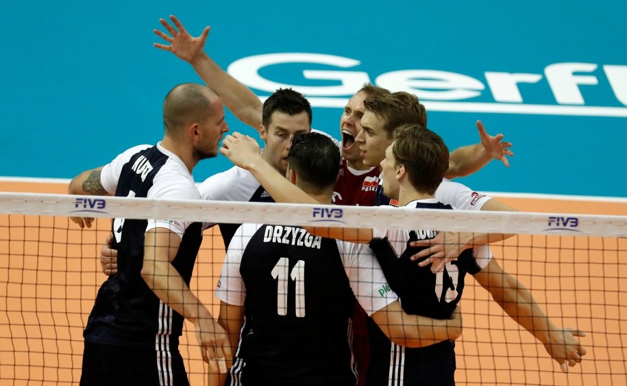 Polscy siatkarze w trakcie wygranego 3:0 niedzielnego meczu z Serbami /VASSIL DONEV /PAP/EPA