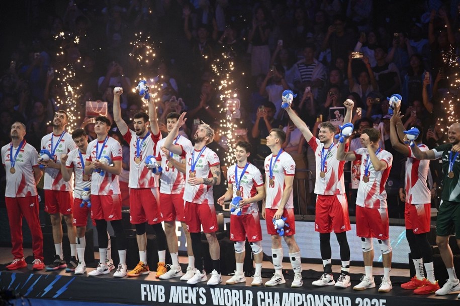 Polscy siatkarze wywalczyli brązowy medal na MŚ na Filipinach /TED ALJIBE/AFP/East News /East News