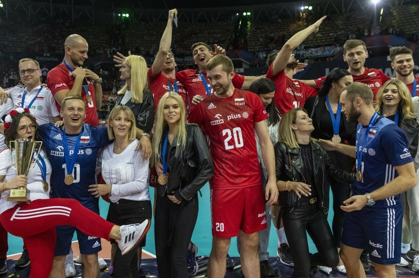 Polscy siatkarze zwycięstwo nad Serbią świętowali w towarzystwie partnerek /Andrzej Iwańczuk /Reporter
