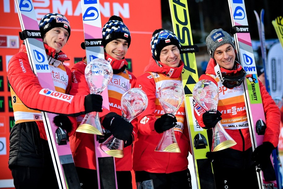 Polscy skoczkowie - Dawid Kubacki, Jakub Wolny, Kamil Stoch i Piotr Żyła - na najwyższym stopniu podium drużynowego konkursu Pucharu Świata w skokach narciarskich w niemieckim Willingen /ULRICH HUFNAGEL /PAP/EPA