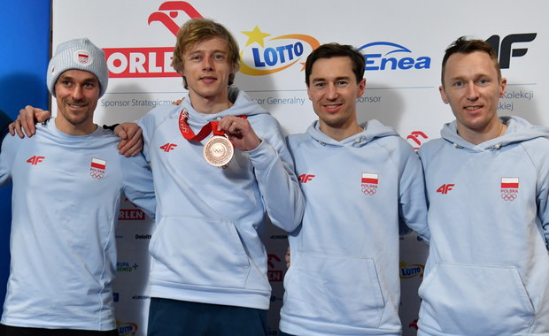 Polscy skoczkowie wrócili z igrzysk. Kubacki: Medal to nagroda