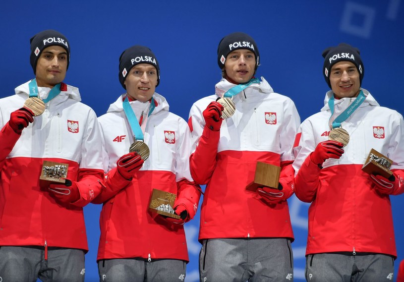 Polscy skoczkowie z medalami olimpijskimi w Pjongczangu /AFP