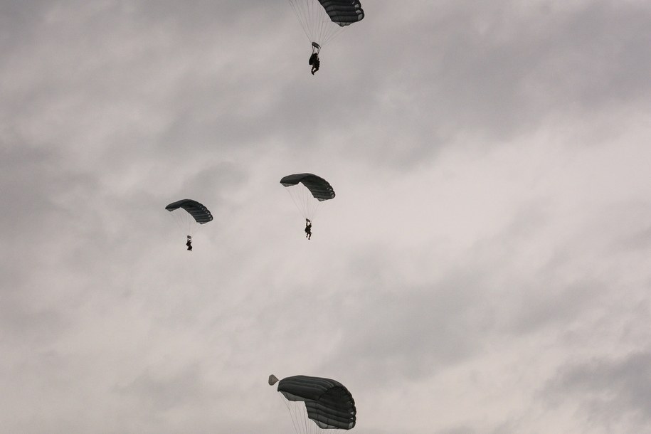 Polscy spadochroniarze na Gotlandii. Szwedzko-polska operacja z jasnym sygnałem dla Rosji /Shutterstock