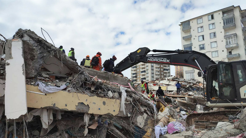 Polscy strazacy PSP z Grupy Poszukiwawczo -Ratowniczej HUSAR w mieście, które ucierpiało na skutek trzęsienia ziemi w Turcji  (luty 2023) /East News