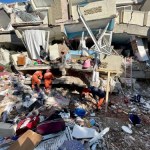 ekipa poszukiwawcza Polscy strażacy w Besni przeszukują gruzowisko w poszukiwaniu żywej osoby