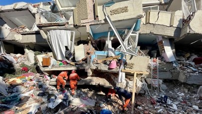 Polscy strażacy w Besni przeszukują gruzowisko w poszukiwaniu żywej osoby