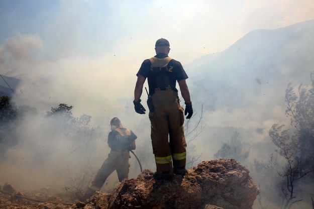Polscy strażacy walczący z pożarem w Villa Attica /ALEXANDROS BELTES  /PAP/EPA
