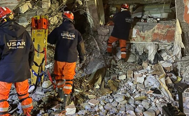Polscy strażacy wydobyli spod gruzów jedenastą żywą osobę
