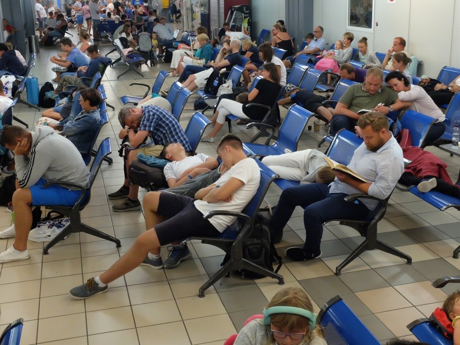 Polscy turyści na lotnisku /Jacek Turczyk /PAP