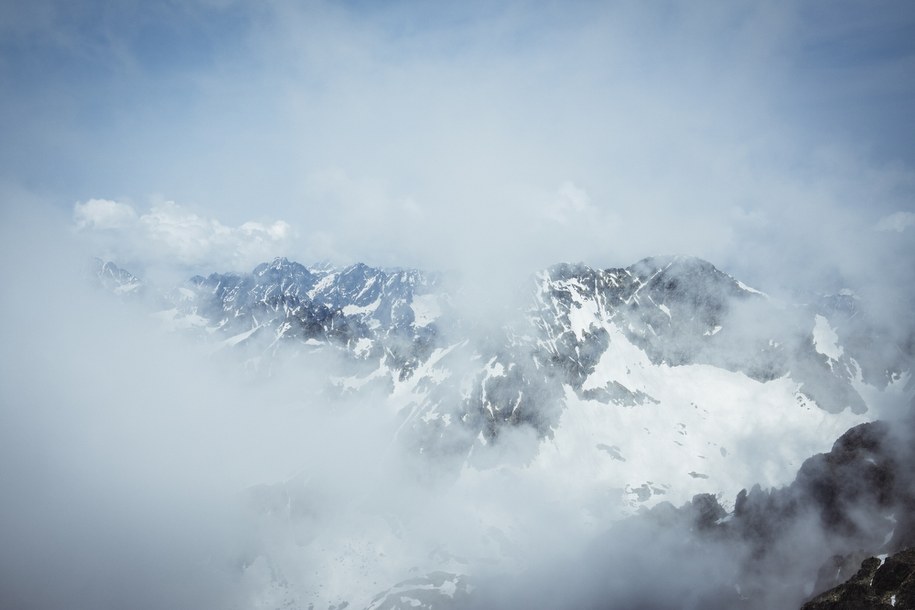 Polscy turyści usłyszeli wołanie o pomoc. Węgier utknął na skalnym filarze /Shutterstock