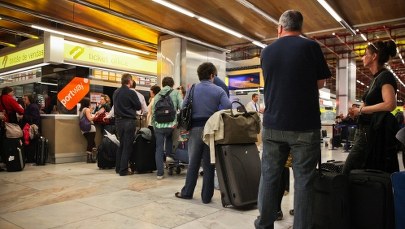 Polscy turyści utknęli na wakacjach. Czekają ponad dobę na lot