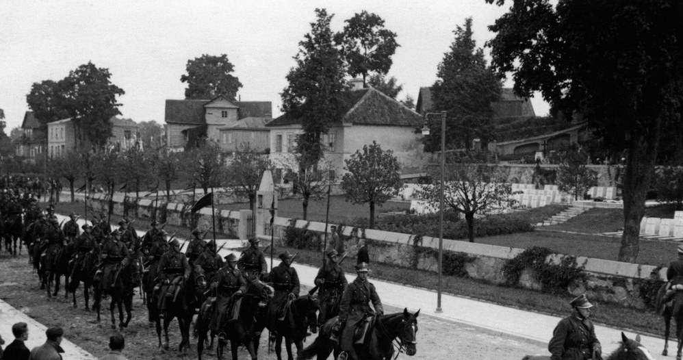 Polscy ułani wkraczający do Wilna. Przejazd obok cmentarza na Rossie /Muzeum Niepodległości /East News