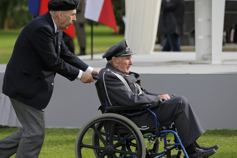 Polscy weterani w Urville-Langannerie / CHARLY TRIBALLEAU /AFP