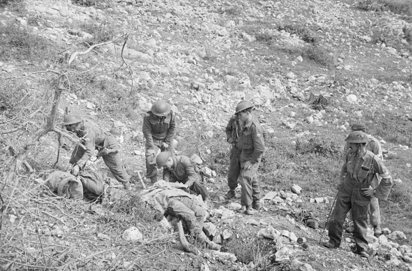 Polscy żołnierze chowają poległych pod Monte Cassino. Czy był sens wykrwawiać Polaków wiedząc o ustaleniach z Teheranu? /Z archiwum Narodowego Archiwum Cyfrowego