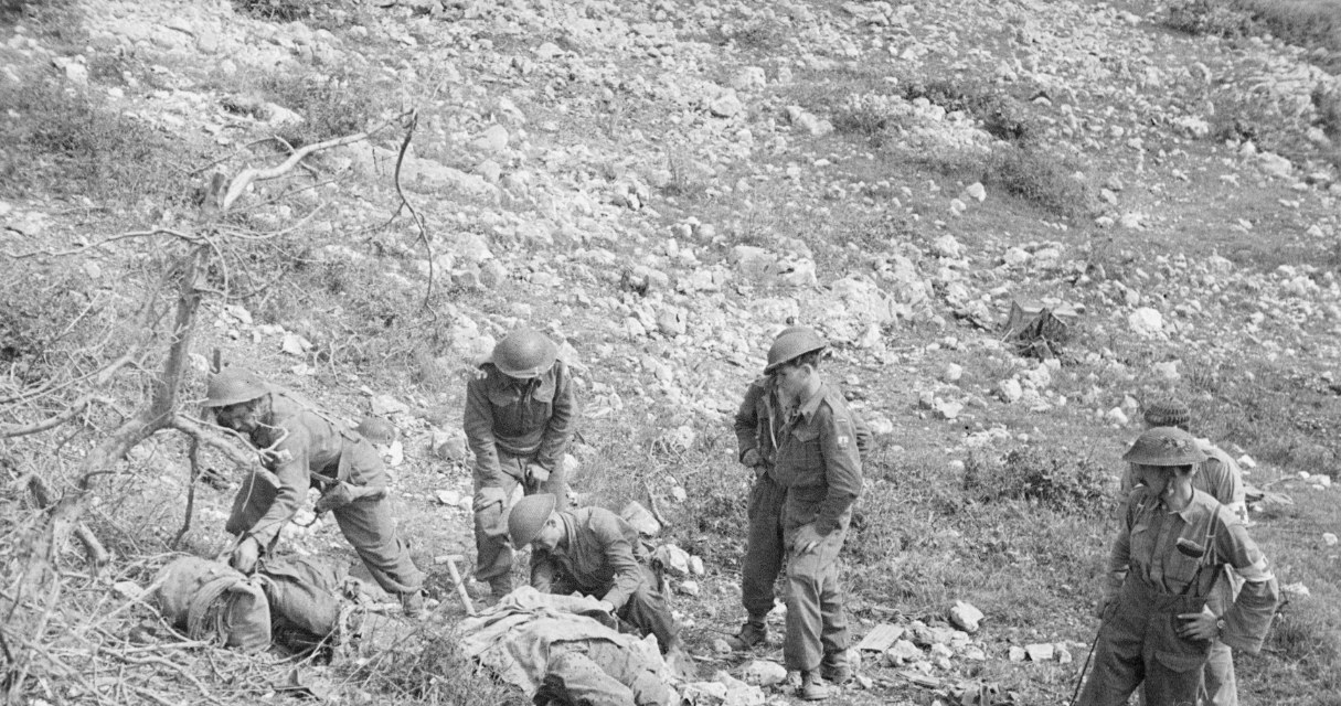 Polscy żołnierze chowają poległych pod Monte Cassino. Czy był sens wykrwawiać Polaków wiedząc o ustaleniach z Teheranu? /Z archiwum Narodowego Archiwum Cyfrowego