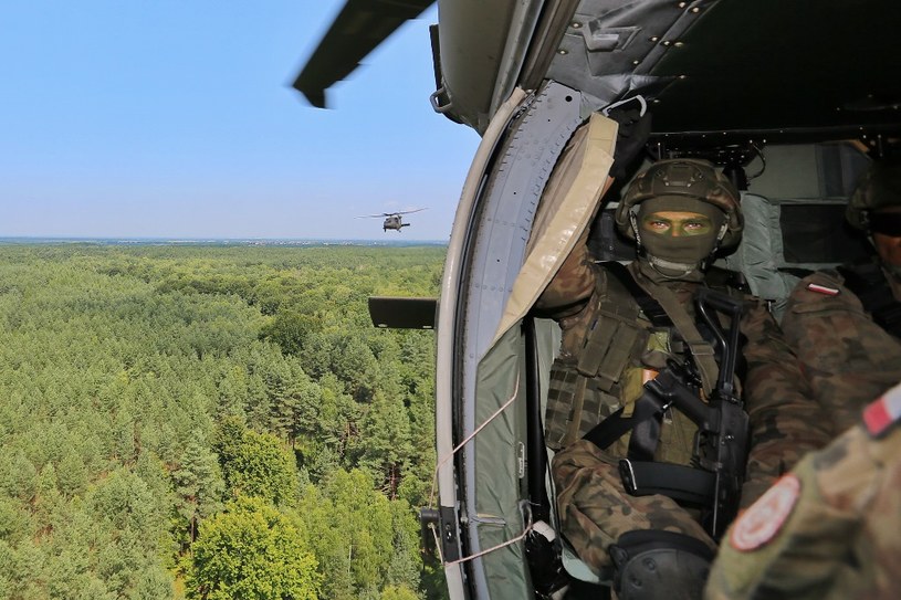 Polscy żołnierze na pokłądzie Black Hawka /starszy szeregowy Mariusz Bieniek /INTERIA.PL