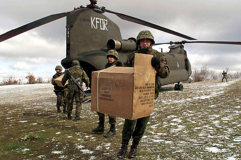 Polscy żołnierze podczas akcji humanitarnej w miejscowości Drenova Glava w Kosowie w 2001 roku /US Army /INTERIA.PL/materiały prasowe