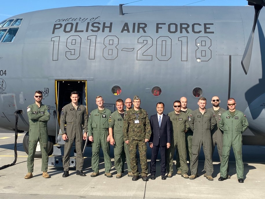 Polscy żołnierze podczas przekazaniu do Wietnamu sprzętu medycznego oraz środków ochrony osobistej. /Ministerstwo Spraw Zagranicznych  /