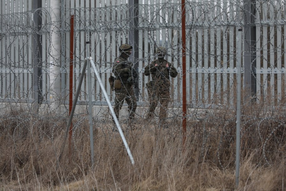 Polscy żołnierze przy granicy z Białorusią w Ozieranach Małych (zdj. arch.) / 	Artur Reszko    /PAP