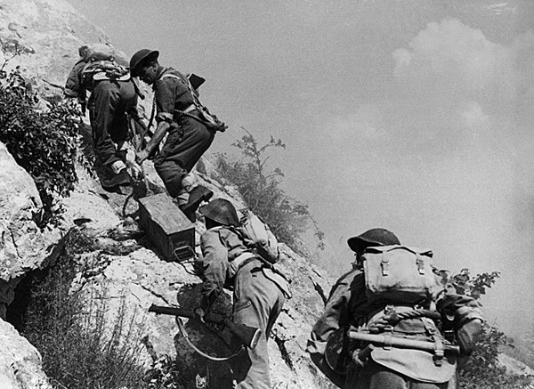 Polscy żołnierze wspinają się na Monte Cassino /INTERIA.PL/materiały prasowe