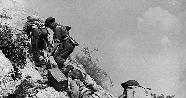 Polscy żołnierze wspinają się na Monte Cassino /INTERIA.PL/materiały prasowe