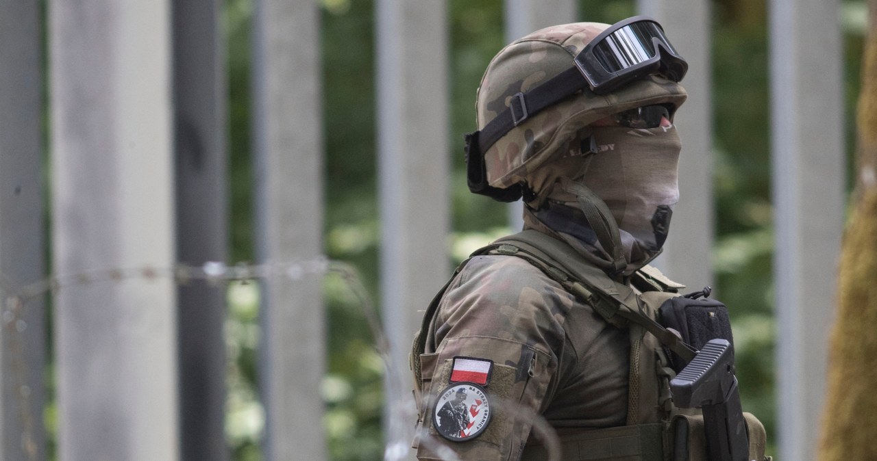 Polscy żołnierze zatrzymani za użycie broni na granicy. Jakie są ich uprawnienia? /MACIEJ LUCZNIEWSKI NurPhoto NurPhoto via AFP