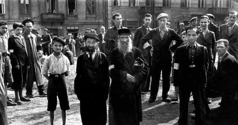 Polscy Żydzi w krakowskim getcie podczas II wojny światowej /East News