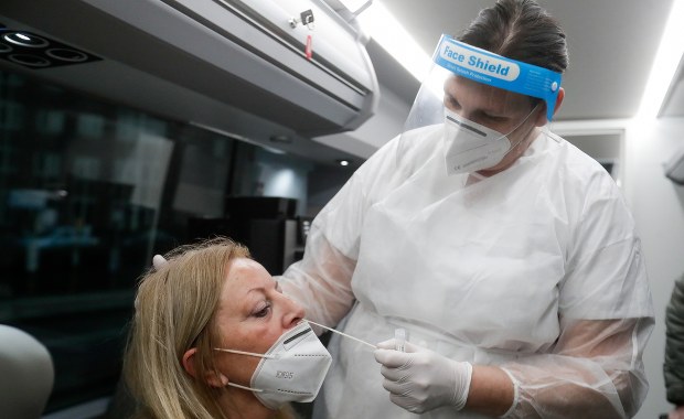 Polska bez testów na obecność nowych wariantów koronawirusa. "Czekamy na próbki od 2 tygodni"