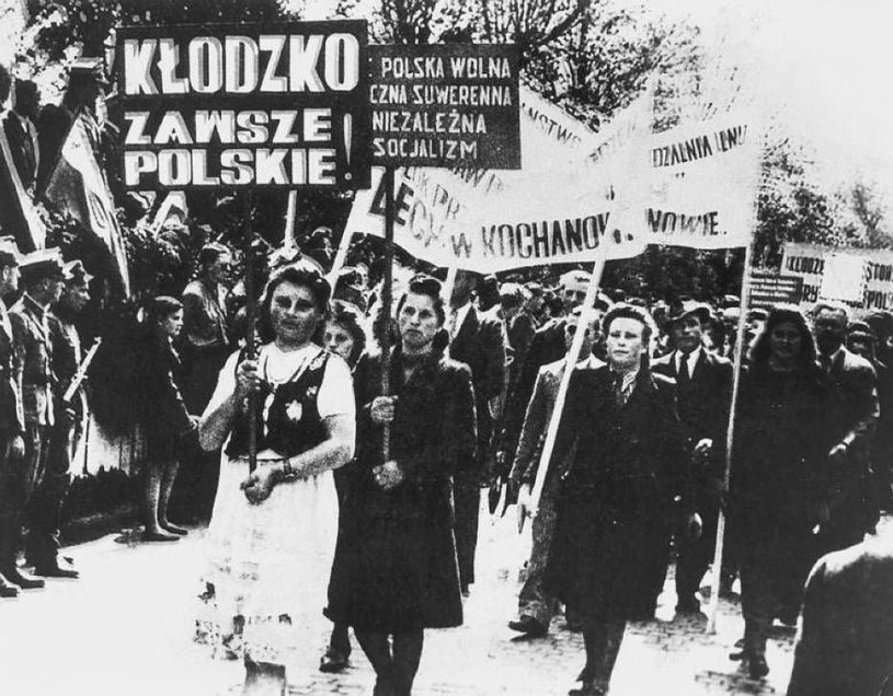 Polska demonstracja z 1945 roku /domena publiczna