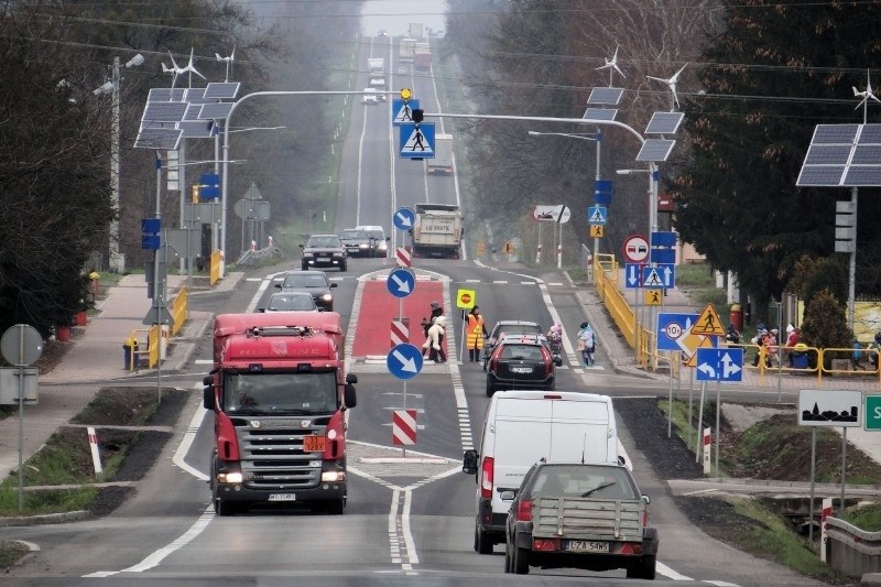 Polska drogowa rzeczywistość. Ktoś policzy, ile bodźców musi przeanalizować kierowca? /GDDKiA