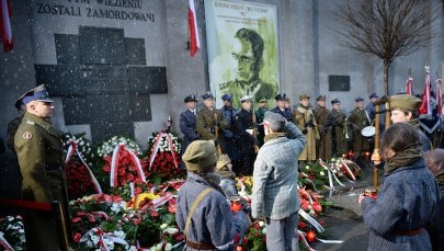 Polska flaga na stałe na pl. Piłsudskiego