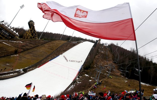 Polska flaga powiewa pod skocznią w Harrachovie /Grzegorz Momot /PAP