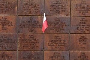 Polska flaga usunięta z cmentarza wojennego w Katyniu
