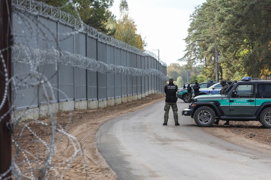 Polska granica z Białorusią jest w pełni szczelna - informuje szef MON Władysław Kosiniak-Kamysz (na zdjęciu: Płot na granicy z Białorusią w Połowcach, 15.10.2025 r.) /Artur Reszko /PAP