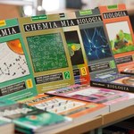 Polska Izba Książki: Wydawcy w tym roku tylko minimalnie podnieśli ceny podręczników