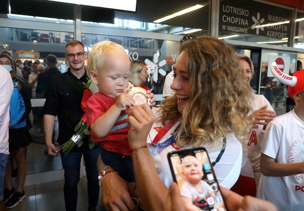 Polska kajakarka Justyna Iskrzycka na warszawskim lotnisku Okęcie po przylocie z igrzysk olimpijskich w Tokio /Albert Zawada /PAP