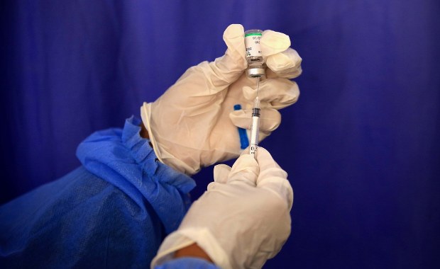 Polska kupiła 20 mln szczepionek firmy AstraZeneca. 4 mln odsprzedamy