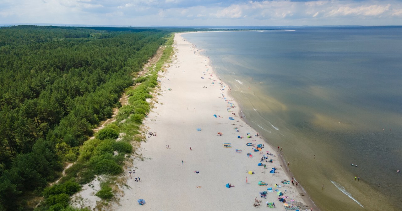 Polska Majorka, czyli Jantar oferuje piękne, szerokie piaszczyste plaże. Aż grzech byłoby nie odwiedzić tego miejsca podczas wakacji /Tomasz Jastrzebowski/REPORTER /Pixel
