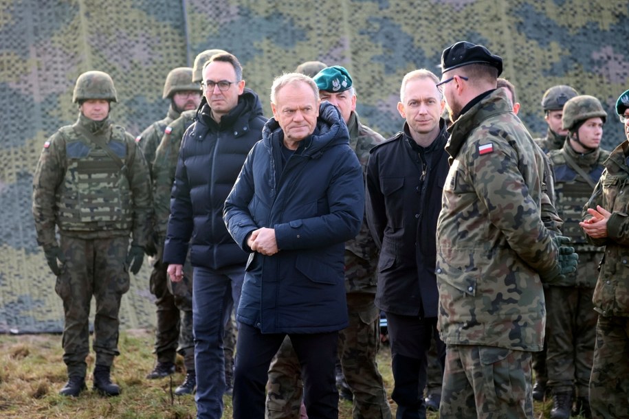 Polska na pierwszej linii frontu. Już teraz. Na zdjęciu Donald Tusk odwiedzający odcinek Tarczy Wschód /Wojciech Olkusnik/East News  /East News